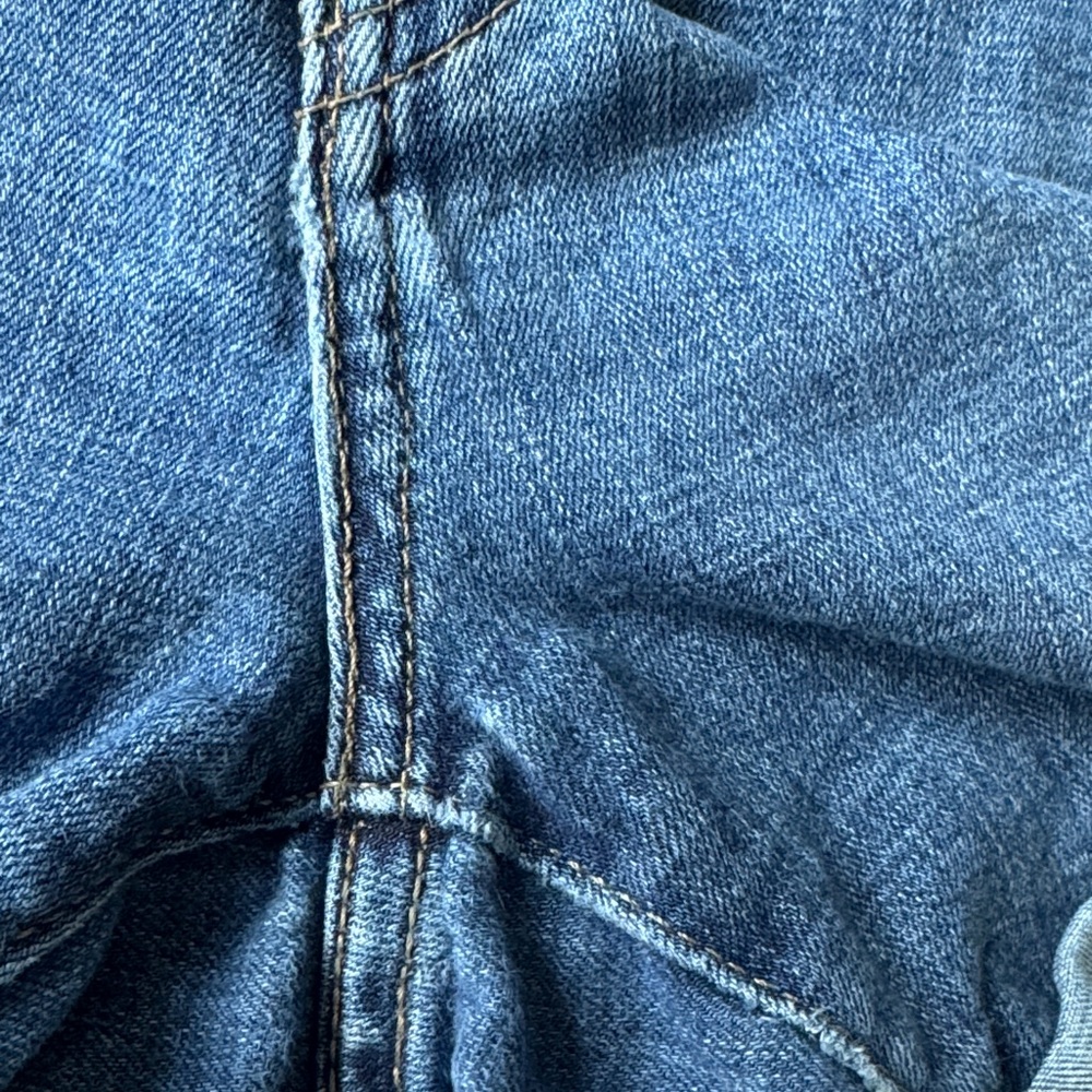 Women’s Levi’s Mid Length Distressed Denim Shorts Size 31 - Picture 8 of 8